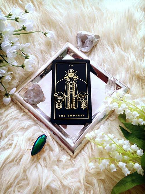 How to Read Tarot: The Empress in the Tarot Cards means motherhood